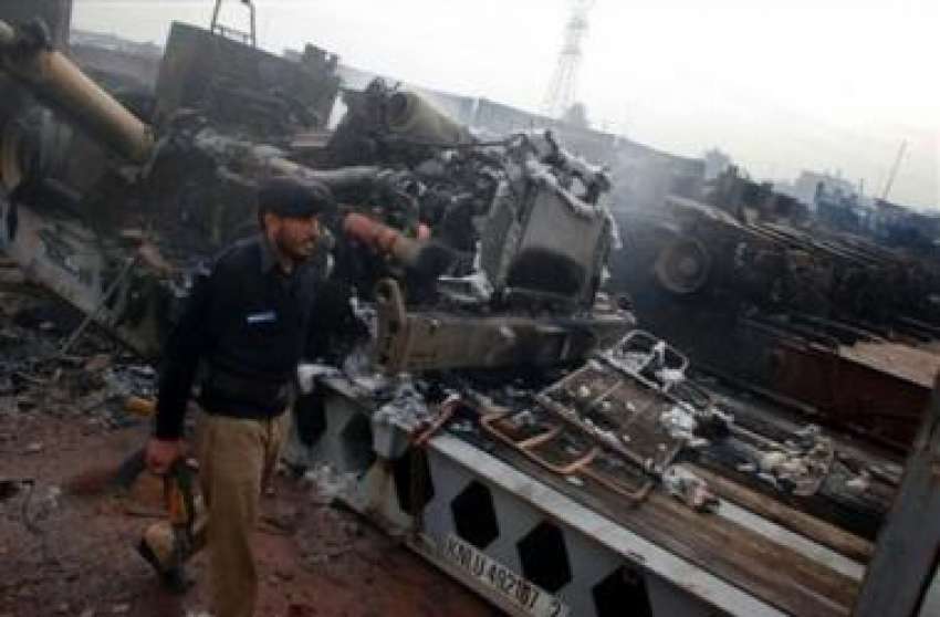 پشاور،پولیس اہلکار نامعلوم افراد کی جانب سے آگ لگائے گئے ..