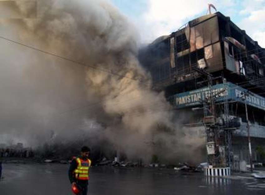 راولپنڈی،گکھڑ پلازہ میں آگ لگنے کے بعد دھویں کے بادل اٹھ ..