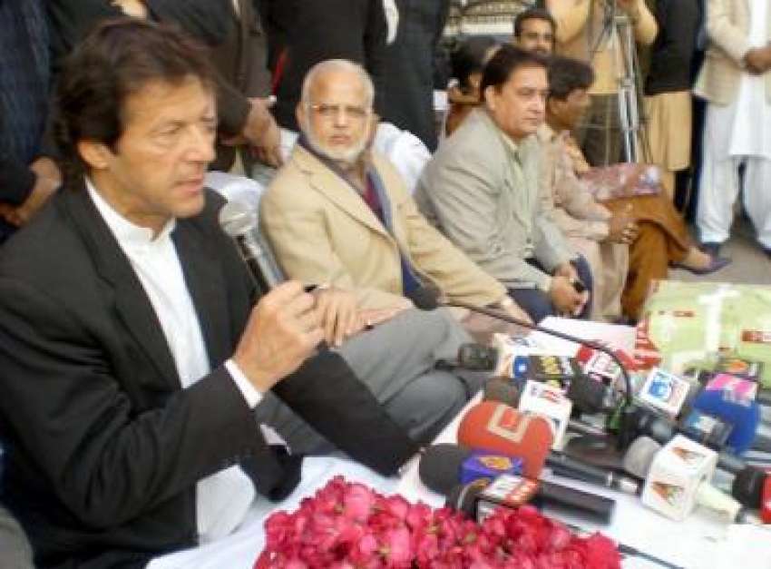 لاہور،پاکستان تحریک انصاف کے چیئر مین عمران خان اپنے دفتر ..