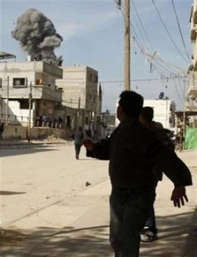غزہ،اسرائیل کے فضائی حملے سے بچنے کیلئے فلسطینی بھاگ رہے ..