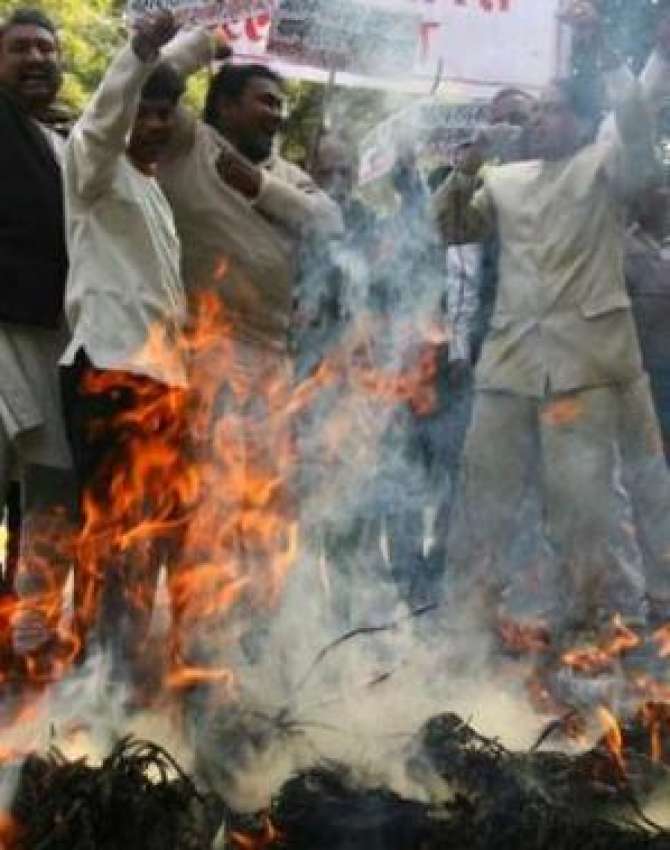 نئی دہلی، ممبئی حملوں کیخلاف احتجاج کرتے ہوئے شدت پسند ہندو ..