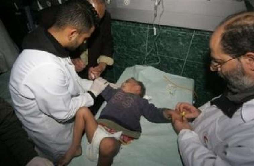 غزہ،اسرائیلی بمباری سے شدید زخمی ہونیوالے ایک بچے کو ڈاکٹر ..