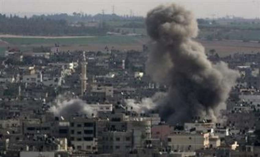 غزہ : اسرائیلی بمباری کے بعد شہر کی عمارتوں سے دھواں اُٹھ ..