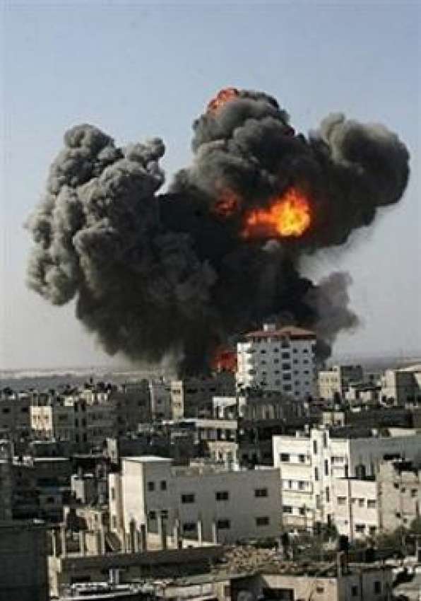 غزہ،اسرائیلی فضائی حملے کے بعدبلڈنگ سے دھویں کے بادل امڈرہے ..