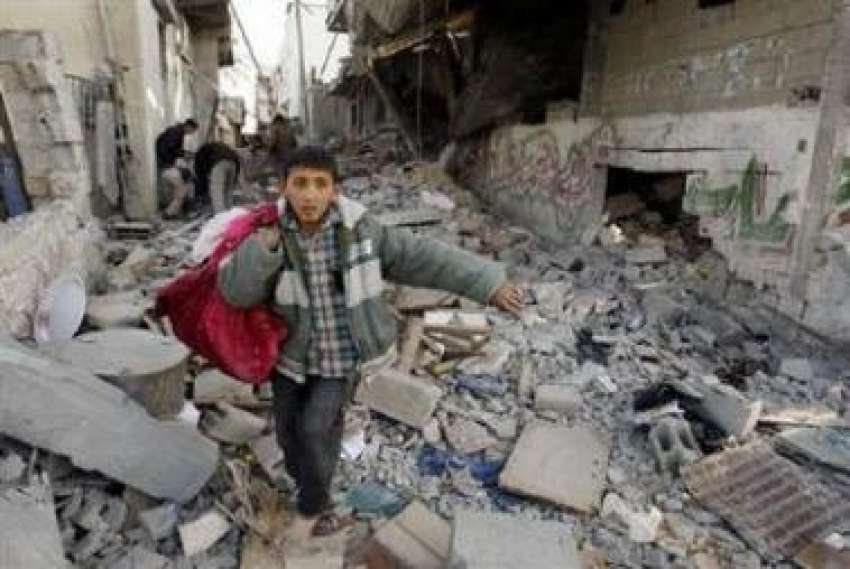غزہ: ایک بے گھر فلسطینی لڑکا اپنا سامان اٹھائے اپنی منزل ..