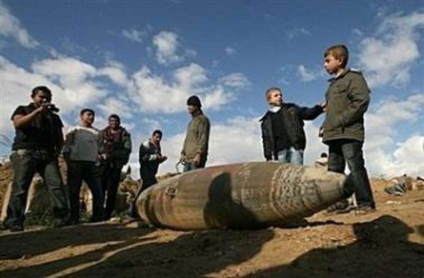 غزہ: فلسطینی شہری اسرائیلی فضائیہ کی جانب سے پھینکے گئے ..