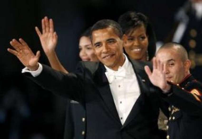 واشنگٹن: امریکی صدر براک اوباما اپنے مداحوں کو دیکھ کر ہاتھ ..