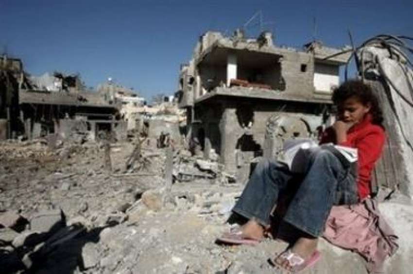 غزہ: ایک فلسطینی بچی اپنے تباہ شدہ گھر کے ملبے پر بیٹھی سوچوں ..