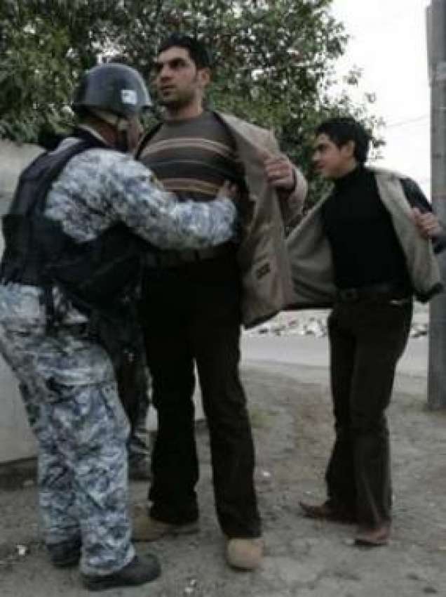 عراق: انتخابات کے موقع پر ایک سکیورٹی اہلکار پولنگ اسٹیشن ..