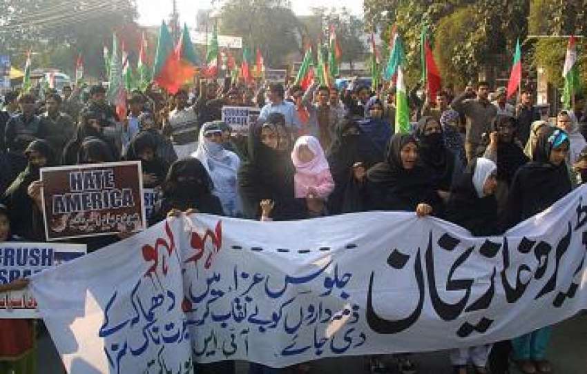 لاہور،مشتعل مظاہرین ڈی جی خان میں ہونیوالے بم دھماکے کے ..