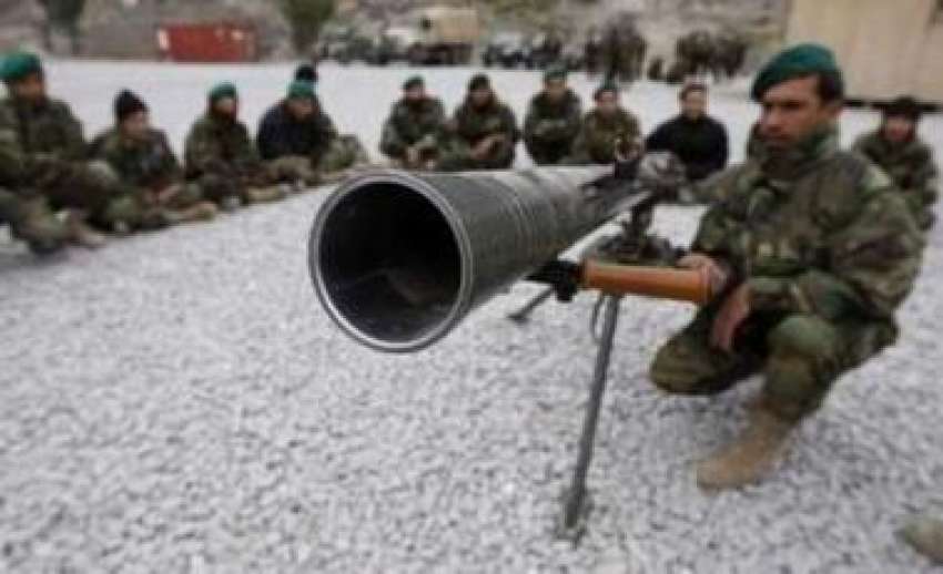 افغانستان: افغان فوجی ٹریننگ کیمپ میں اسلحہ کے متعلق بتائی ..