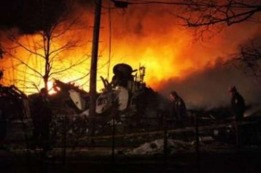 نیویارک: رہائشی علاقے میں گر کر تباہ ہونے والے جہازسے آگ ..