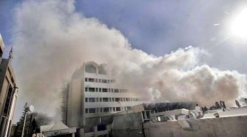 اسلام آباد،میریٹ  ہوٹل میں آتشزدگی کے بعد دھویں‌کے بادلوں‌نے ..