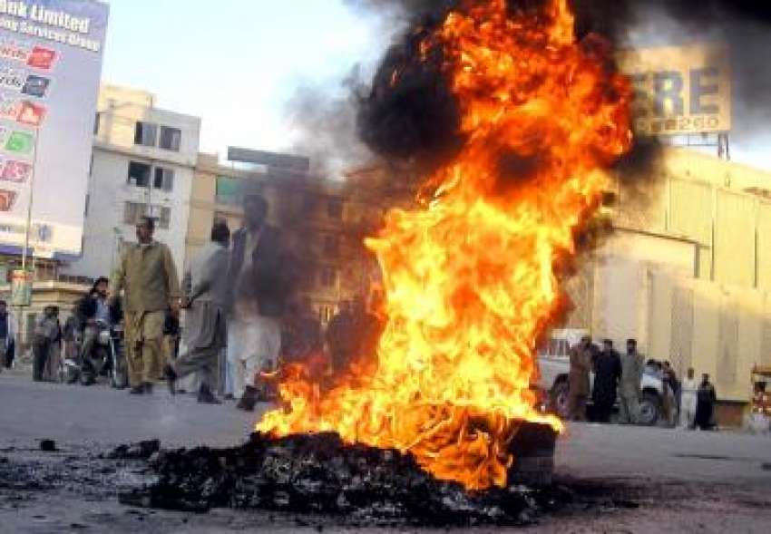 راولپنڈی، مسلم لیگ ن کے کارکنوں نے سڑک کے درمیان ٹائر جلا ..