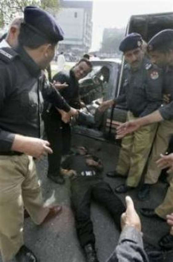 لاہور،پولیس اہلکار سری لنکن ٹیم پر حملے کے دوران فائرنگ ..