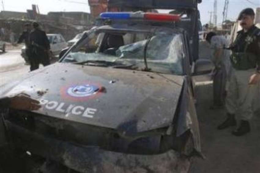 پشاور: پولیس اہلکار بم دھماکے میں تباہ ہونے والی پولیس کی ..