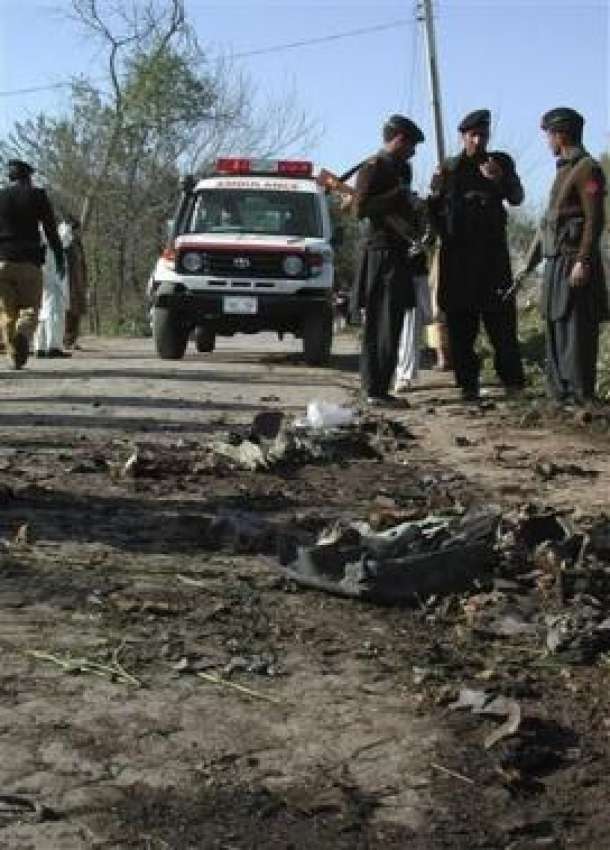 پشاور،پولیس اہلکار خودکش حملہ والی جگہ کا معائنہ کر رہے ..