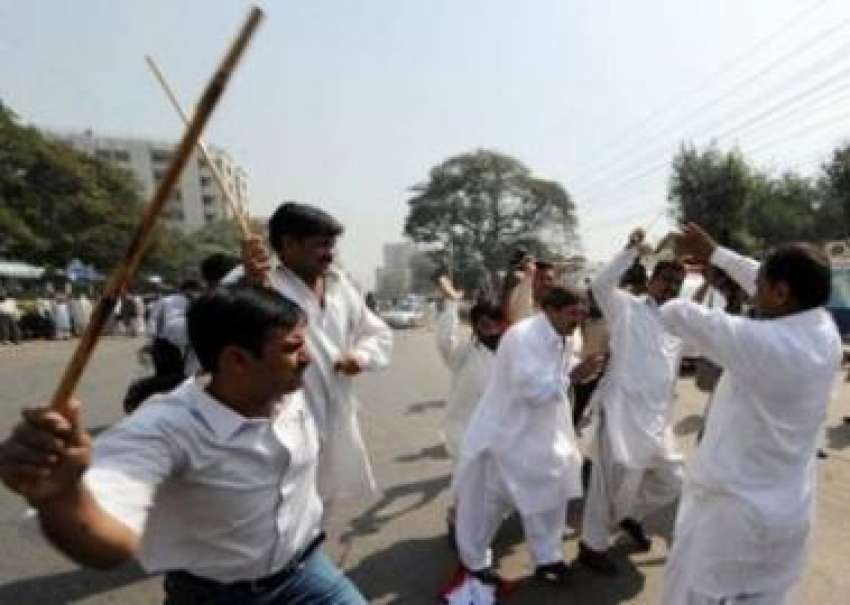 کراچی،وکلا کے لانگ مارچ کے آغاز کے موقع پر سادہ  کپڑوں میں‌ملبوس ..