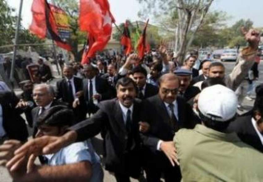 کراچی،وکلا لانگ مارچ کے آغاز کے موقع پر وکلا گرفتاریوں‌کیخلاف ..