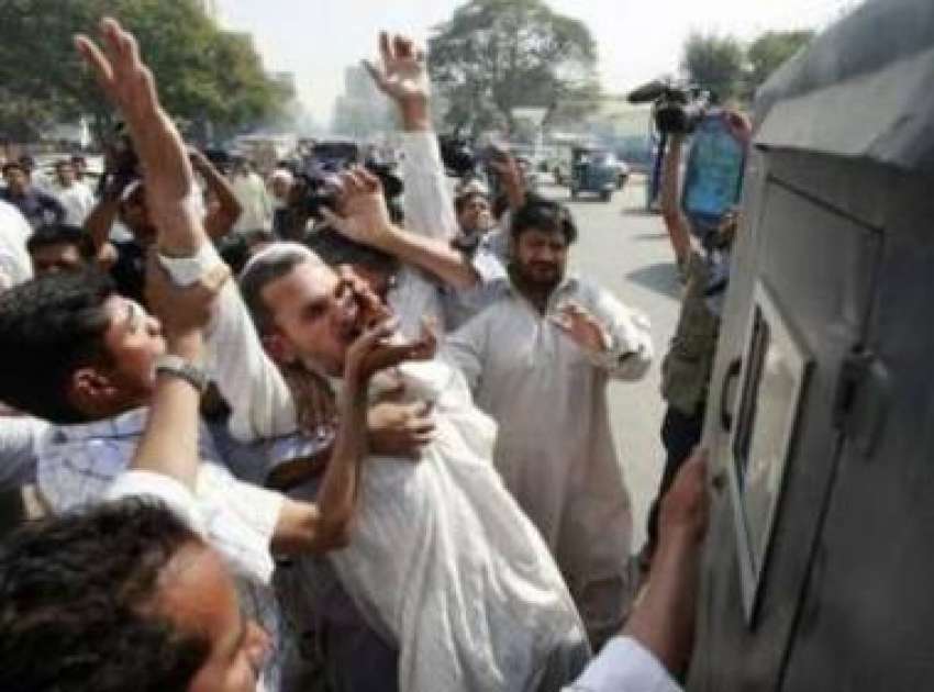 کراچی،لانگ مارچ میں شرکت روکنے کیلئے سادہ کپڑوں‌میں ملبوس ..