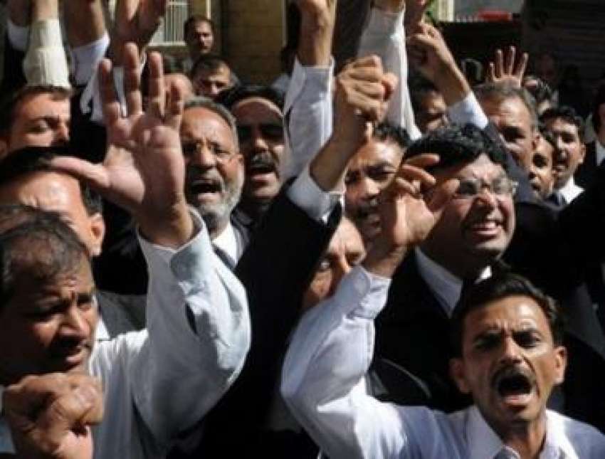 کراچی: وکلاء احتجاجی مظاہرے میں حکومت کے خلاف نعرے بازی ..