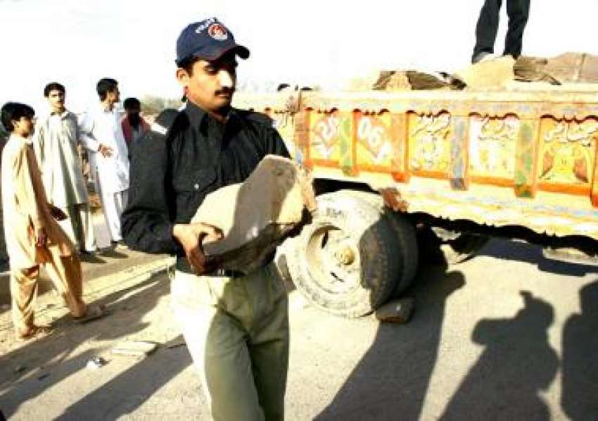 لاہور، پولیس اہلکار لانگ مارچ کے راستے میں‌ رکاوٹیں‌ کھڑی ..