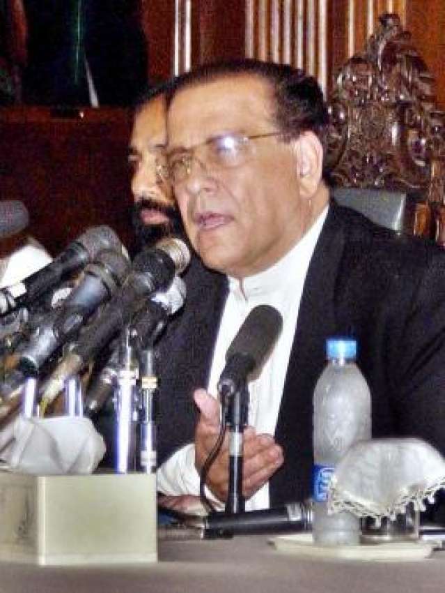 لاہور،گورنر پنجاب سلمان تاثیر پریس کانفرنس سے خطاب کر رہے ..