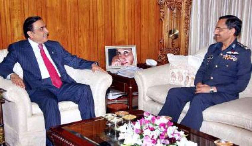 اسلام آباد، صدر آصف علی زرداری سے پاک فضائیہ کے سربراہ ایئر ..