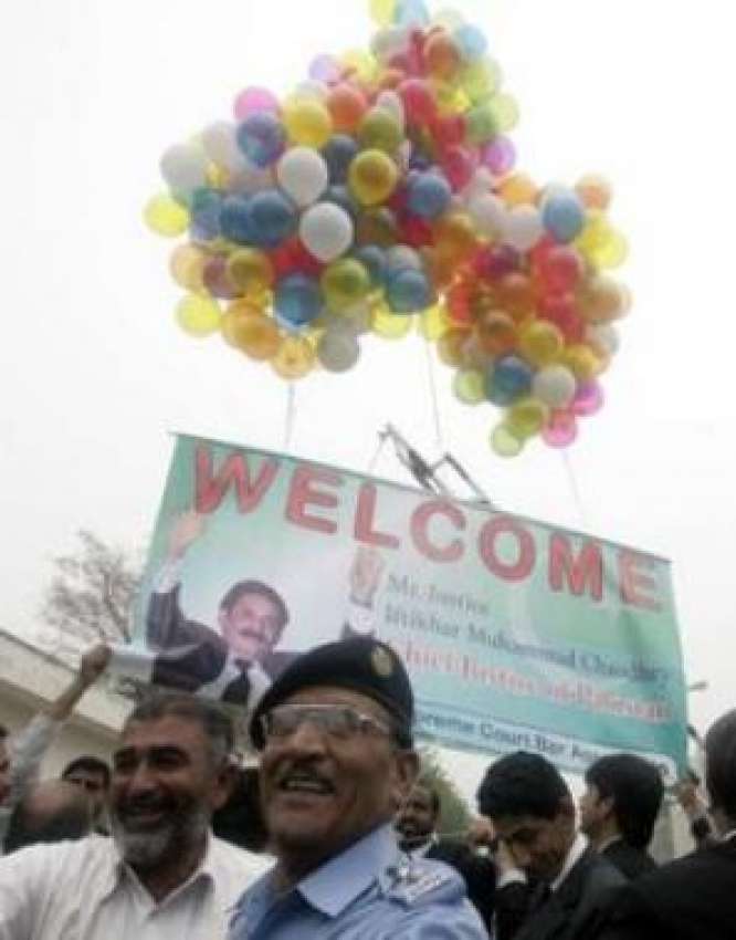 اسلام آباد،شہری چیف جسٹس افتخار چوہدری کی سپریم کورٹ آمد ..