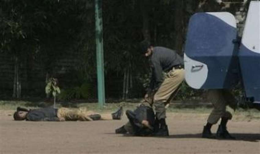 لاہور: پولیس اہلکار اپنے زخمی ساتھی اہلکار کو بکتر بند گاڑی ..