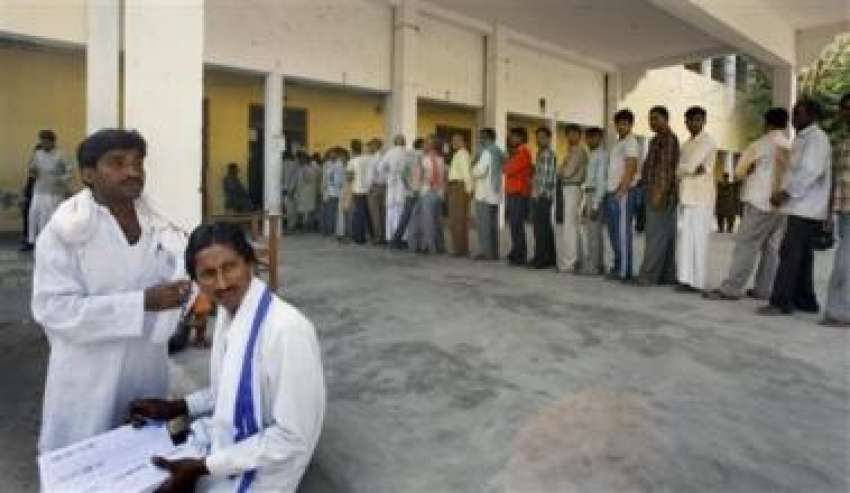 بھارت: انتخابات کے موقع پر پولنگ اسٹیشن کے باہر ووٹرز قطار ..
