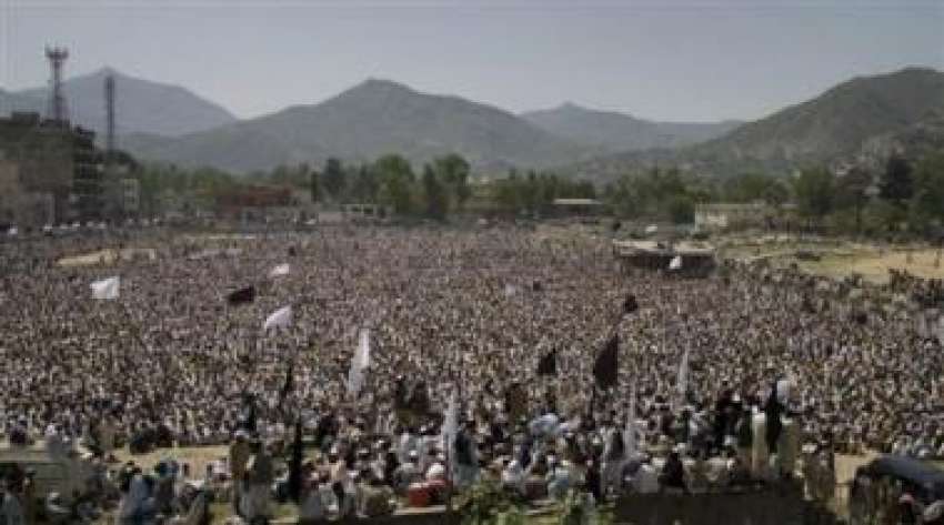 سوات،ہزاروں شہری امن جلسہ کے موقع پر مولانا صوفی محمد کا ..