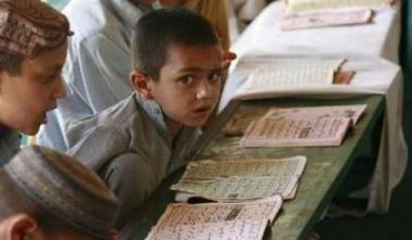 پشاور،مقامی مدرسہ میں چھوٹے بچے قرآن پاک پڑھ رہے ہیں۔