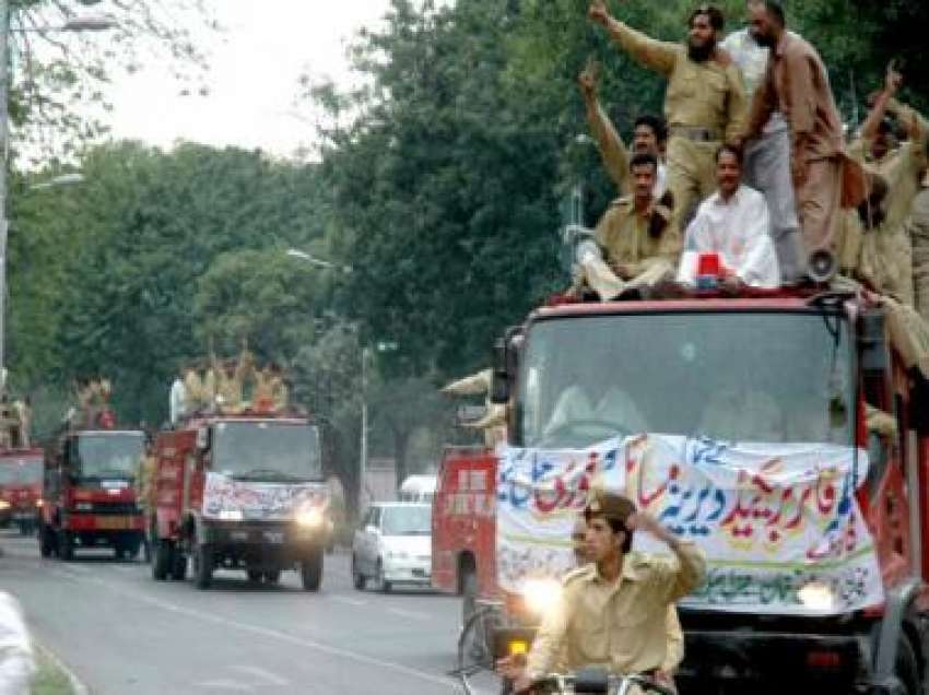 لاہور، عالمی فائر فائٹر ڈے کے موقع پر فائر بریگیڈ کے ملازمین ..