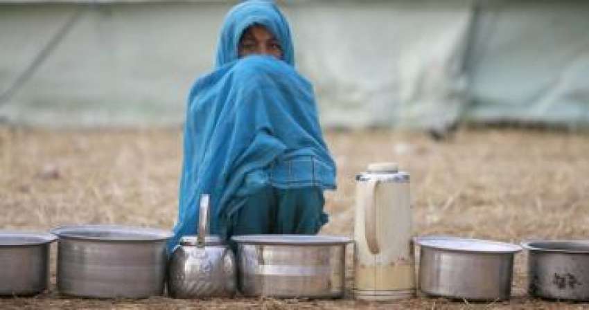 تخت بھائی: اقوام متحدہ کے مہاجر کیمپ میں ایک لڑکی برتن رکھے ..
