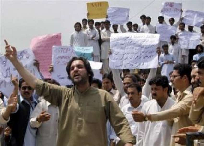 پشاور،سوات کے طلبہ علاقہ میں جاری آپریشن کیخلاف احتجاج ..