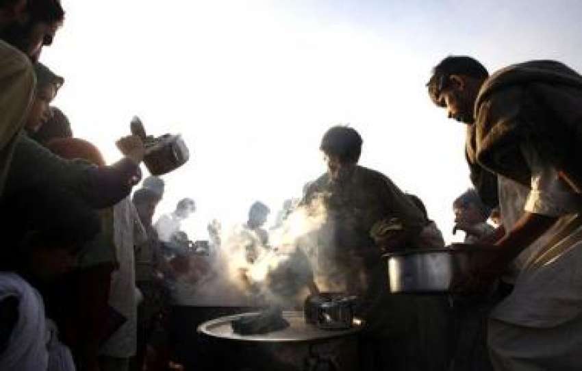 مردان، اقوام متحدہ کے مہاجر کیمپ میں‌ سوات کے متاثرہ خاندانوں ..
