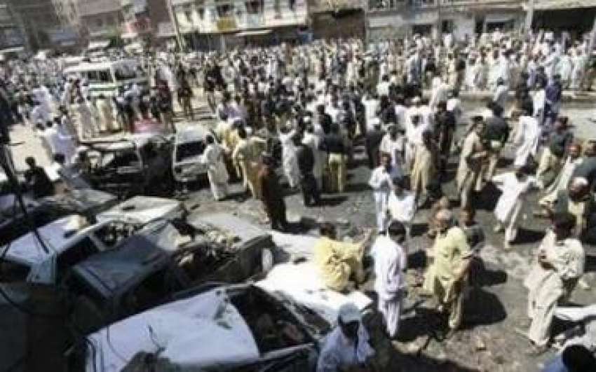 پشاور،شہری کار بم دھماکا کے بعد تباہ ہونیوالی گاڑیاں‌دیکھ ..