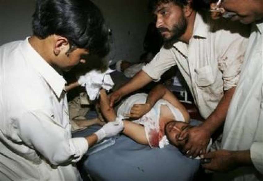 پشاور،کار بم دھماکے میں زخمی ہونیوالے ایک شہری کو طبی امداد ..