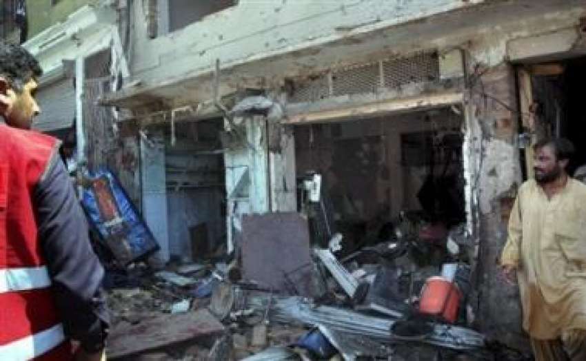 پشاور،کاربم دھماکہ کے بعد شہری تباہ ہونیوالی دکانوں کا ..