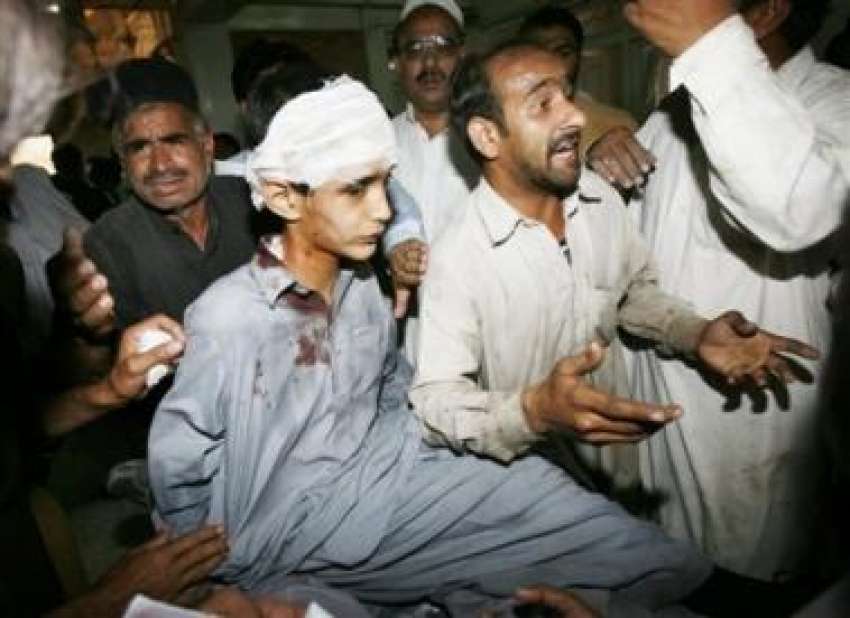 پشاور،کار بم دھماکے میں زخمی ہونیوالے ایک بچے کو طبی امداد ..
