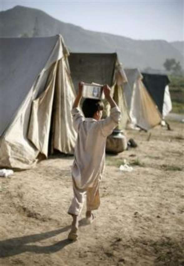 اسلام آباد،سنگجانی مہاجر کیمپ میں ایک بچہ اپنے اہلخانہ ..