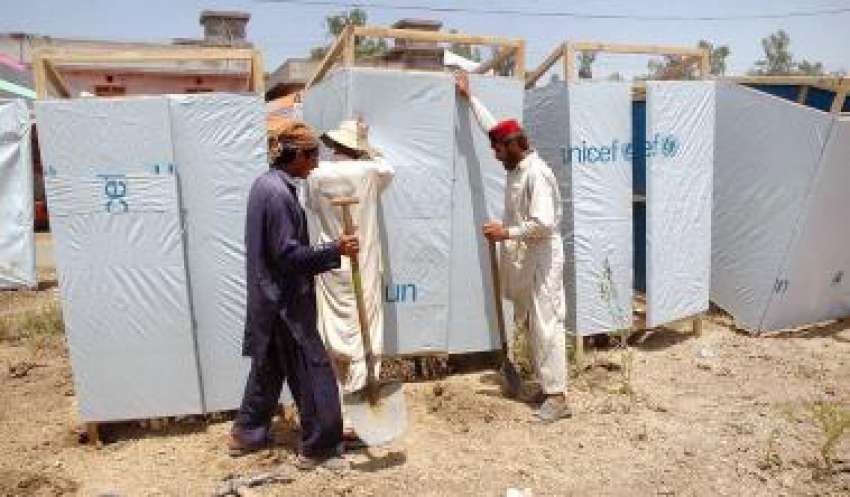 مردان،مزدور اقوام متحدہ کے مہاجر کیمپ میں بیت الخلا تعمیر ..