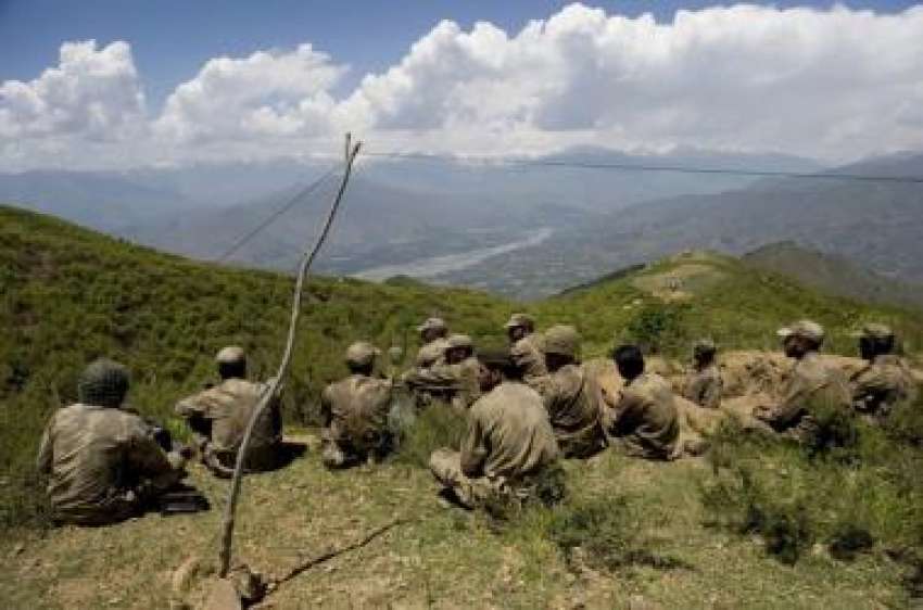 سوات،پاک فوج کے اہلکار بینی بابا زیارت میں ایک پہاڑی کی ..