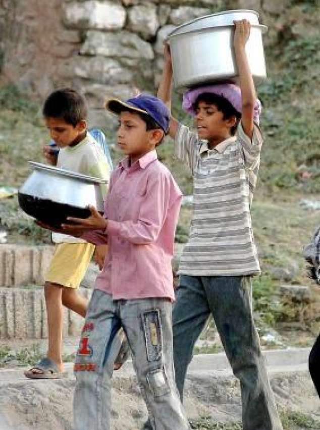 اسلام آباد، بچے پانی بھرنے کیلئے برتن اٹھائے جا رہے ہیں۔