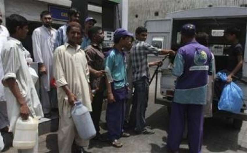 کراچی: بجلی کے طویل بریک ڈاؤن کے باعث لوگ جنریٹرز میں ڈالنے ..