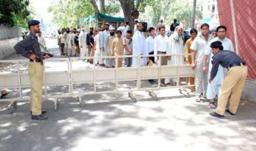 لاہور، دہشتگردی کی حالیہ لہر کے بعد پولیس اہلکار مسجد شہدا ..