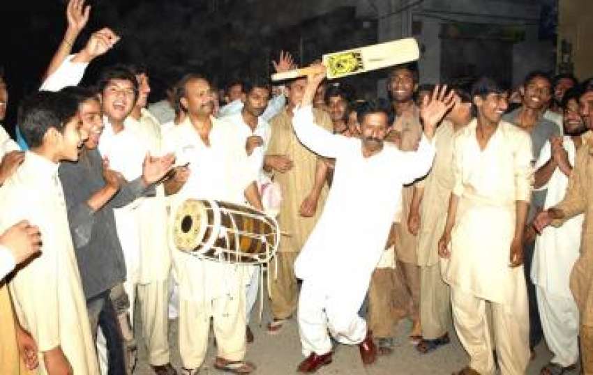 راولپنڈی، ٹوئنٹی ٹوئنٹی ورلڈ کپ میں پاکستان کی فتح پر لوگ ..