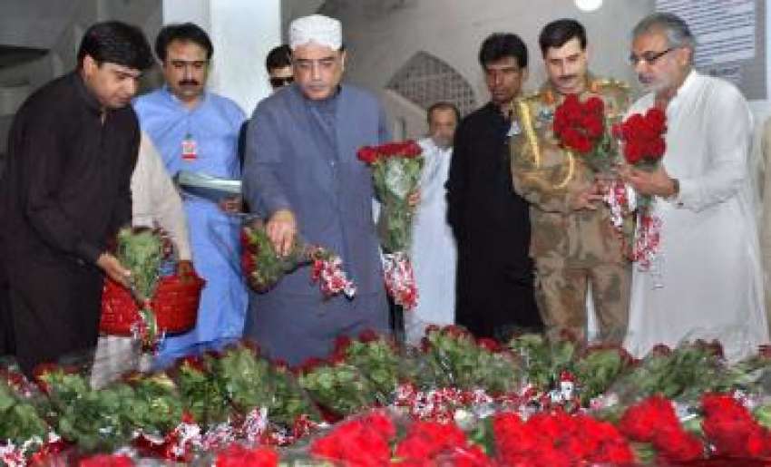 لاڑکانہ،صدر آصف زرداری بینظیر بھٹو کی قبر پر پھول چڑھا رہے ..