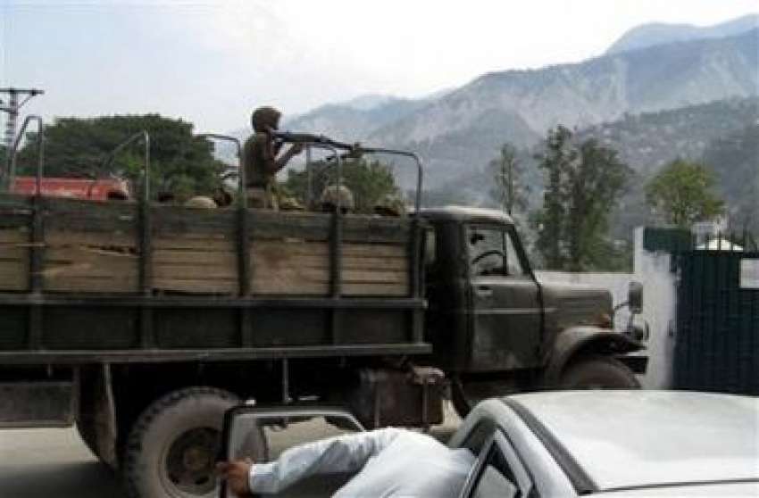 مظفرآباد،پاک فوج کے ٹرک خودکش حملے کے بعد علاقے میں پیٹرولنگ ..